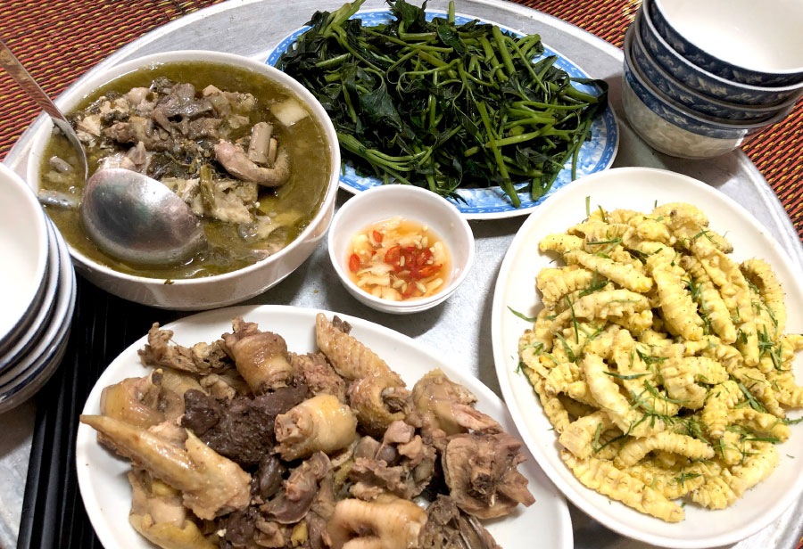 Bữa cơm của người Phú Thọ gồm có Gà mò rang muối, Tằm lá sắn luộc, Canh rau sắn, Rau lang luộc